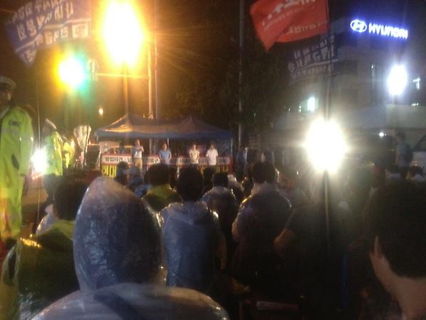 현대자동차 울산공장 정문앞에선 "불법파견 납치폭행 정몽구구속!"을 외치며 문화제가 진행되고 있습니다