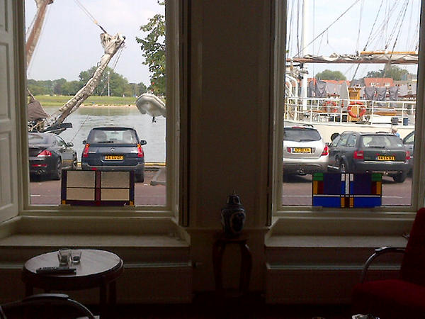 philipclaeys's tweet photo. Aangekomen in Kampen in een statig herenhuis... Net op tijd voor telco werk... Robbe vermoeid. Zicht vanuit kamer http://t.co/zHhCesBU