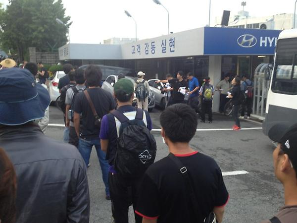 현대자동차 불법파견 납치폭행 정몽구 구속 연대의날 2일차 아침선전전의 모습. 어느 비정규직노동자의 이야기. 퇴직금 주지않으려고 11개월25일 되고 일주일 쉬고오라고, 일주일뒤 출근하니 근속,퇴직금 모두 날라가..