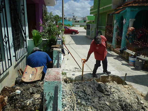 ServPubCam's tweet photo. Rehabilitación de drenaje en andador Aleli, Inf. Las Flores @AlcaldBetySelem @GobMunCampeche http://t.co/if3Xvw3Z