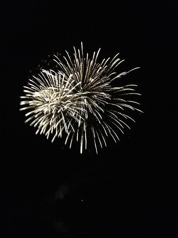 ApesDetz's tweet photo. Amazing #fireworks @DeerhurstResort with @ChloeDetzler and fam :) http://t.co/HSV3FiGG
