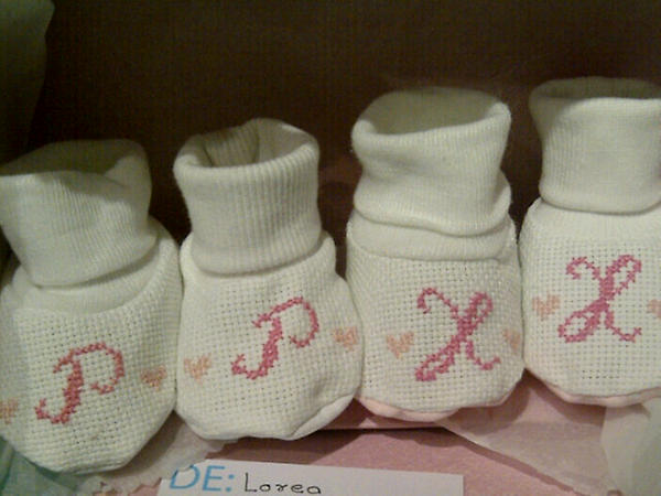 Matuchabebe's tweet photo. Patucos "pantuflitas" personalizadas bordadas a mano. http://t.co/aEgdkHBZ