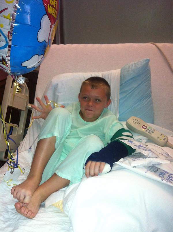 OrlenaStrong's tweet image. My poor baby #brokearm #lovehisheart