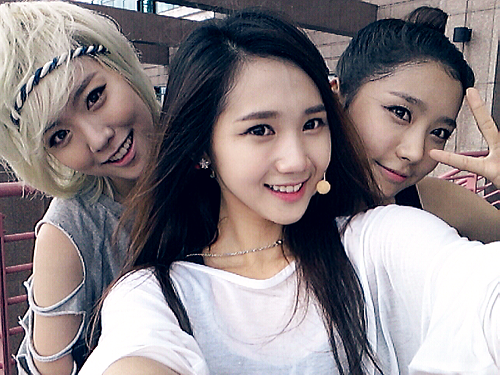 HV_AhRa's tweet photo. 여기는 제주도! 제주도!!! 저희가 드뎌 바다
건너 공연을 하러 왔어요~ ㅎㅎㅎ예쁜 바
다에 살짝 정신줄 놓고~ 하핫~! 여러분들도
신나는 주말 보내세용~!♥♥ 꺄핫~ http://t.co/WvwMBJv7