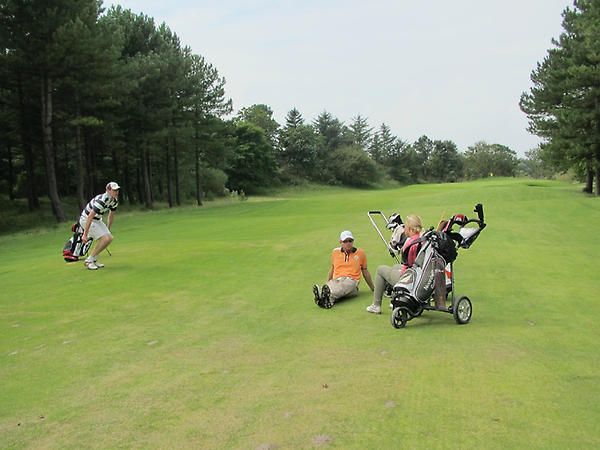 NGCGolfweek's tweet photo. De Henny was super, neary en longest onder het genot van een drankje. Eén vd leukste en langste wedstrijden vd golfweek http://t.co/DLv3KuwT