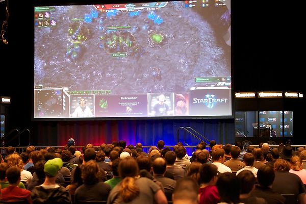 StarCraft's tweet image. The crowd is eagerly watching @idrajit and @ROOTViBE play one last game to see who advances to the #WCSNA Finals.