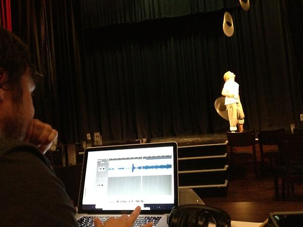 cubecheat's tweet photo. Petter 5 ring backcrosses as Henke edits his music #MORTALE #Krystallpalast #Leipzig http://t.co/IeiFnhbv