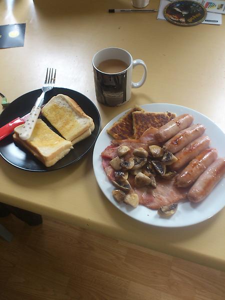 7nightstorock's tweet image. This has bested me. #bustedsofa