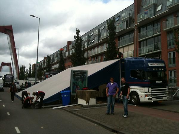 CRR_Paddock's tweet photo. De teams bouwen de hospitality tenten op in de paddock: http://t.co/uNVcAvvL