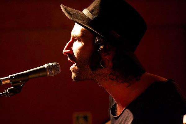 LeivaFans's tweet photo. Aquí os dejo una de las grandes fotos del concierto de Leiva que podéis ver en el facebook de José María Muntané: http://t.co/l165hk5Q