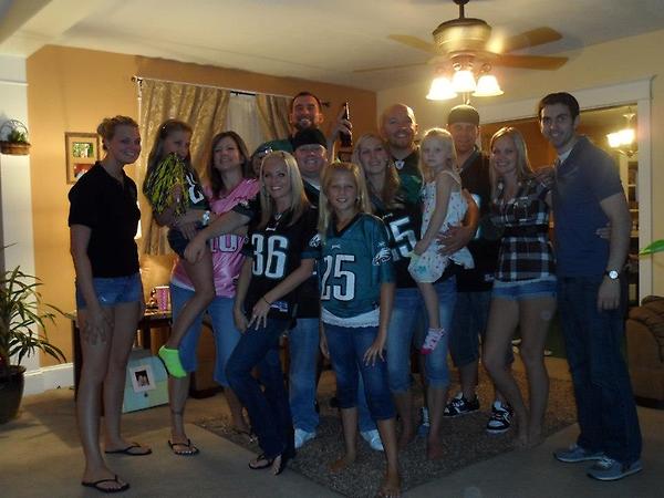 DaEdap25's tweet photo. @EvanMathis69 @JasonBabin93 @DeseanJackson10 @BrentCelek Showin love last night to our BOYZ IN GREEN!!!!! http://t.co/Ywr4ebRV