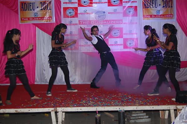 Prashant_TG's tweet photo. @iamsrk my son a big fan of urs. did this don2 title song show for him n eventually for you. will send video link too.. http://t.co/rVKKHRdC