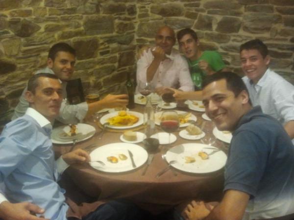 adelRioAmor's tweet photo. Que mejor, q terminar una buena tarde de arbitraje....con la cenita postpartido!! http://t.co/Qf9zzRXf