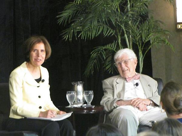 karcila's tweet photo. Judith y Aaron Beck en sesión de preguntas durante el curso en TCC en Filadelfia http://t.co/ESMJVyQq