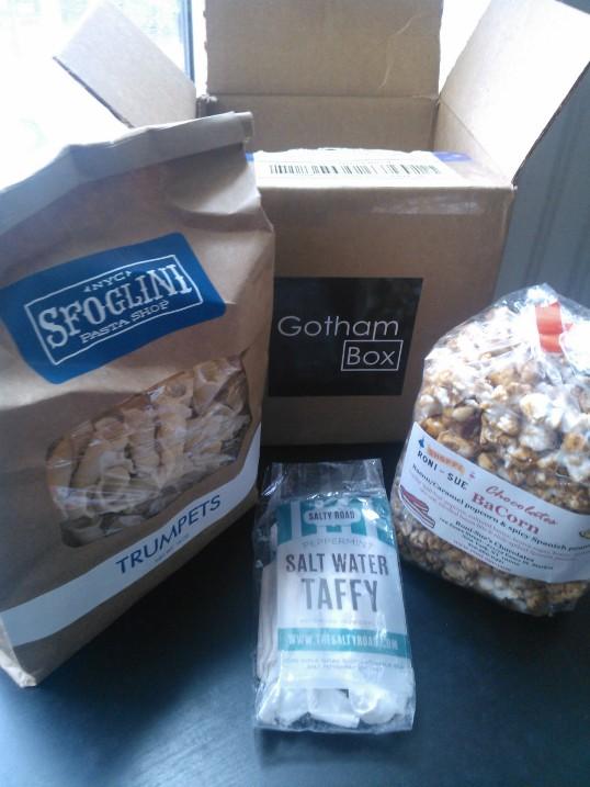 I love my <a href="/GothamBox/">Gotham Box</a> ! Caramels à la menthe, pop-corn au bacon et caramel et des pâtes bio, le tout made in NYC ! :D