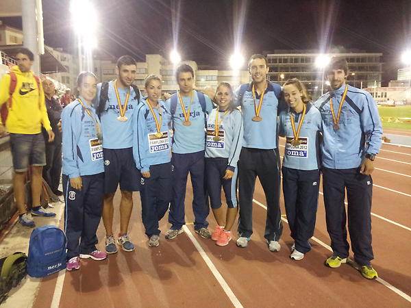 JMena200's tweet photo. Equipos 4x100 masc y fem Nerja, bronce y oro respectivamente! http://t.co/WoGQuh42
