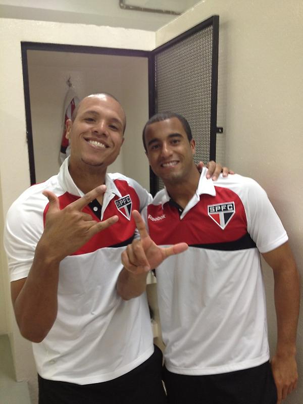 <a href="/luis_fabuloso/">Luis Fabiano</a> ahh mlk, tamo junto meu parceiro!! Vitoria muito importante hoje! Boaaaaa tricoooolor