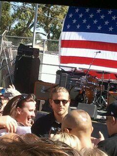 20thHomeEnt's tweet image. Charlie Hunnam greeting fans at the #BootRally for @SonsofAnarchy