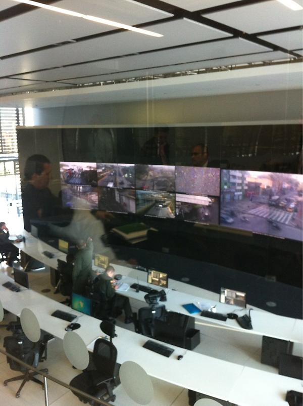 En la sala de crisis del SIES revisando la marcha de transportadores en el corredor del rio.