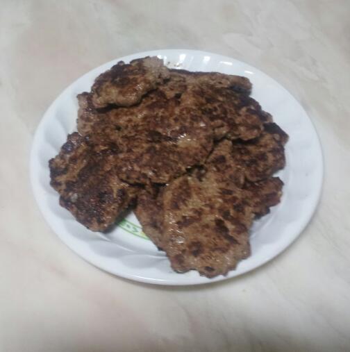 15개월용 함박스테이크
다진 안심에 밑간만 해서 충분히 다진 다음 기호에 따라 다진 양파와 당근을 넣고 카놀라유에 구워줍니다. 밑간 할 때 쓴 술은 '럼' 입니다. 알콜기가 빠지면 달콤하기 때문이죠.