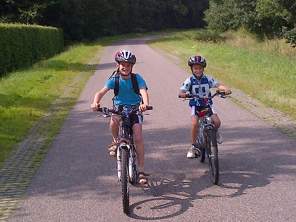 philipclaeys's tweet photo. Juul deed mee vandaag. Net aangekomen op bestemming.600 km in 10 dagen,1 keer nat en 1 lekke band. Super geslaagd! http://t.co/bjPEWYla