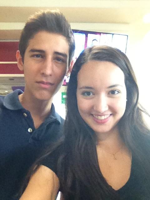 adrianlealmtz's tweet image. @ana_zardoni Here with a  #LoyalBabe . She wanted a picture... #focused #fan #pretty