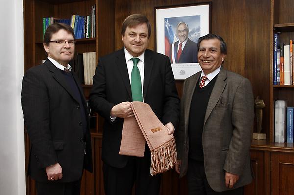 CopperAndino's tweet photo. Gracias al Ministro @hdesolminihac pudimos hacerle llegar la Bufanda con Cobre al Presidente @sebastianpinera http://t.co/767OSQ6L