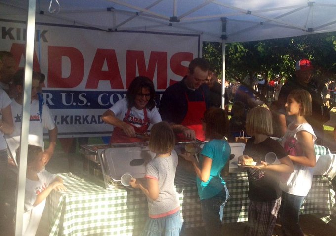 Sara Palin serving little patriots at a fundraising B-B-Q...cool! http://t.co/MXfgNrn4<a href="/tag/tbt"class="tags"><span>#tbt</span></a>