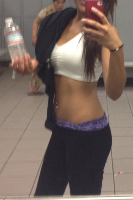 Bitchez smiling at me.. it must be happy hour!! Xoxo <3 http://t.co/JFAvbT6g<a href="/tag/chicken"class="tags"><span>#chicken</span></a><a href="/tag/feather"class="tags"><span>#feather</span></a><a href="/tag/kfc"class="tags"><span>#kfc</span></a>