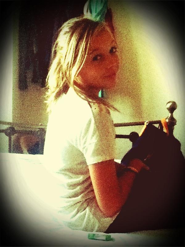 ZowayAmelia's tweet photo. My beautiful sister Stella <3 http://t.co/5k5pBUNP