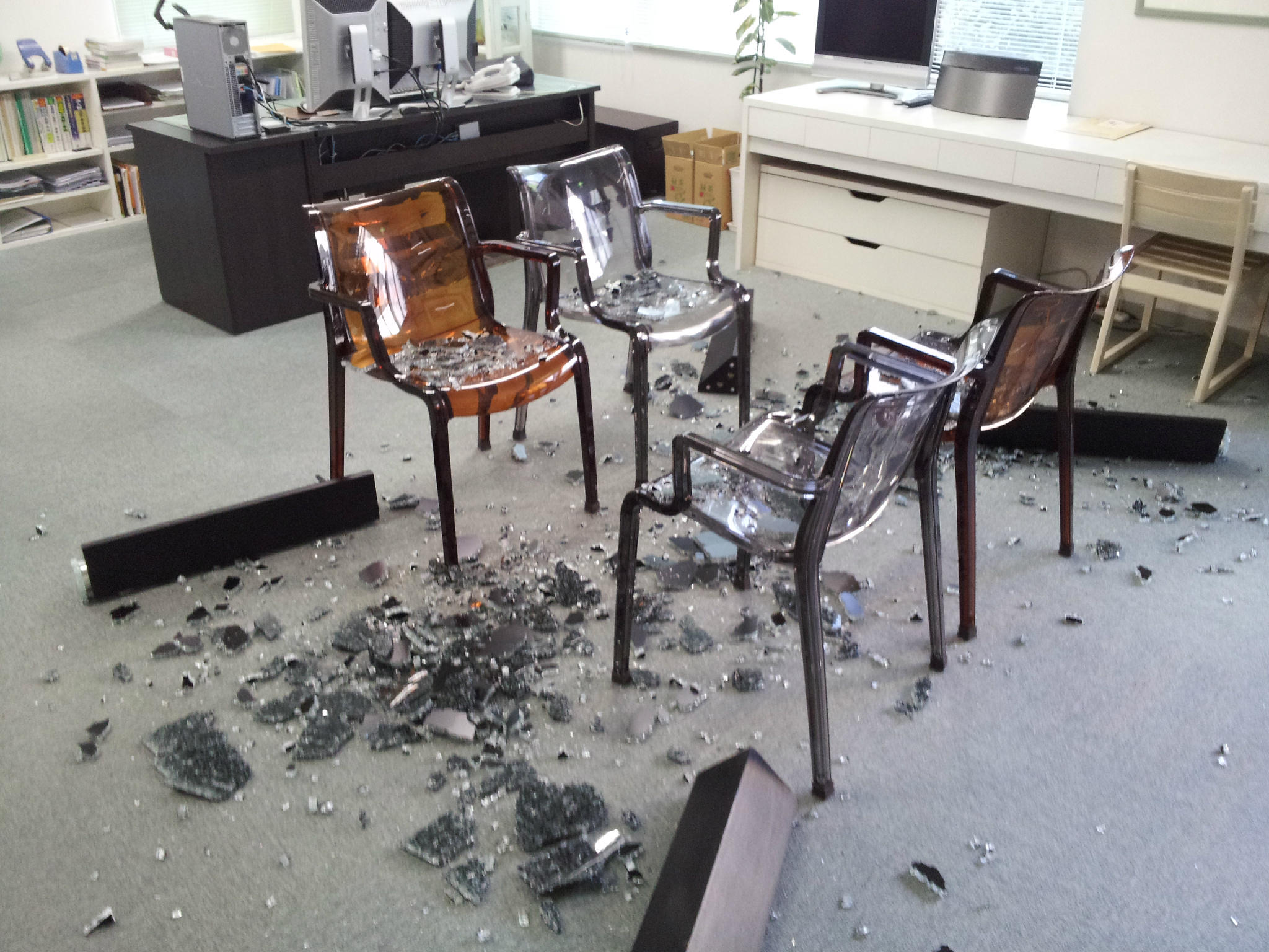 岡田智代 夫の事務所で来客用に使っているガラスのテーブルが先週末に爆発 粉々になったと聞いても信じられなかったけど写真を見て愕然としました 休み中で誰もいなくてほんとによかった 調べてみたら強化ガラスの爆発はときどきあるようです 皆さまご