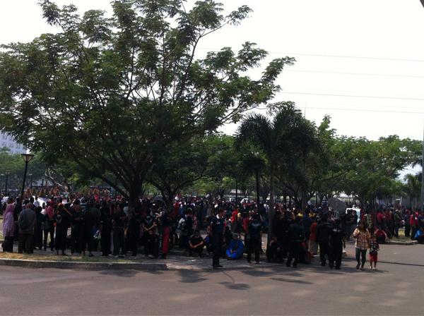 <a href="/darylpbisset/">DPB</a>: The Excitement Builds outside the arena @ #VIND12