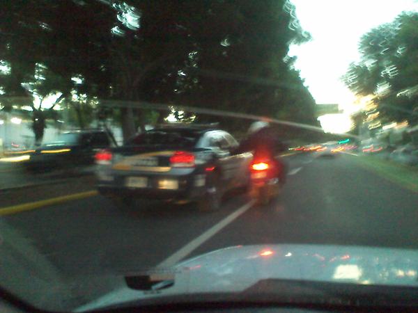 Nosferatoon's tweet photo. Un patrullero cotorreando con un motociclista en plena Av. Laureles.. Jajaja bendita policia..!! http://t.co/cHSOg1gf