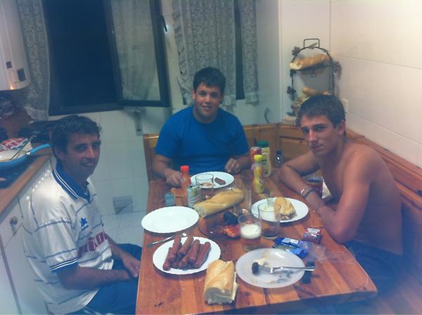 guene8's tweet photo. Buena cena nos vamos a pegar! @oscarluispe @mariocovi94 @kartyke jaja! http://t.co/hpRLa1h4