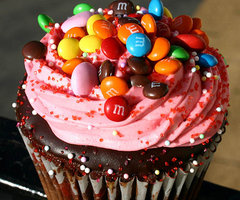 FoodFromHeaven's tweet photo. RT als je deze M&amp;M Cupcake wilt eten! <3_____<3 http://t.co/h7A7a0d1