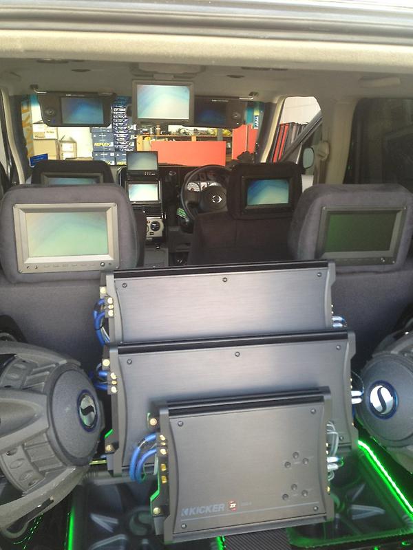 Alanap_jbaus's tweet photo. How many screens can you fit in one car? Ask the car sound boys at #jbhifi moore park about #customcarsound http://t.co/7SGmI3Hu
