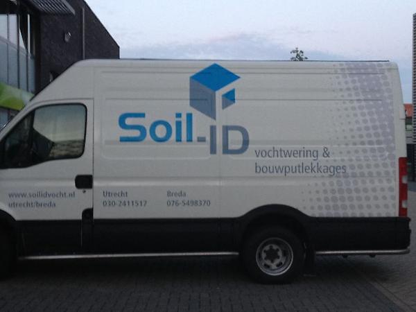 Soilidnl's tweet photo. Voor het pand in Utrecht een bus met de nieuwe look. http://t.co/9rofFXBk