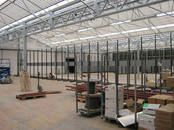 Uitbreiding #IntratuinNumansdorp; De stellingen in de nieuwe winkelruimte worden opgebouwd om straks in te richten.