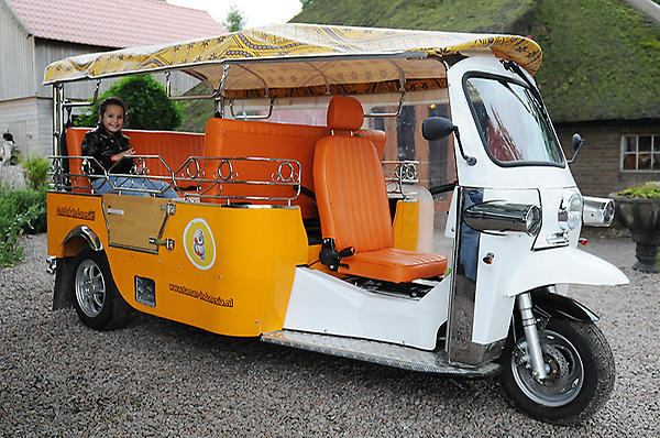 OverHetHek's tweet photo. In Kallenkote rijdt er zaterdag een Tuk-Tuk. Hij brengt je van de Maargies Hoeve naar Tamam Indonesia. Leuk! #OHH2012 http://t.co/4TETrrCR