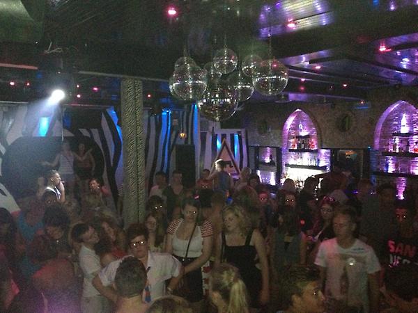 DjPrestigeUk's tweet photo. Right now safari club Rammed pure girls #malia2012 http://t.co/kqyvrwUm
