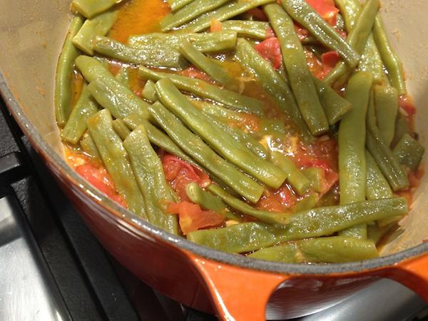 HubbubEats's tweet image. A healthy post-bank holiday dinner of green beans stewed with tomato, garlic &amp;amp; olive oil, w/ salad &amp;amp; pittas #repenting