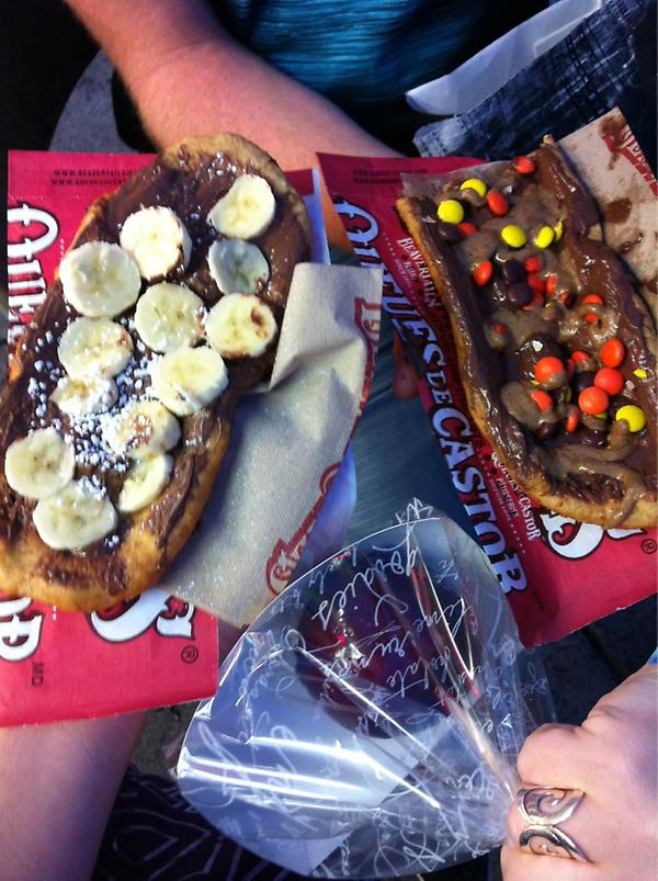 kmbrown93's tweet image. Mmm BeaverTails and Candy Apples!! Fun day with @liannaK and #JasonKates #doeshehavetwitter ? #awesomedaydowntown