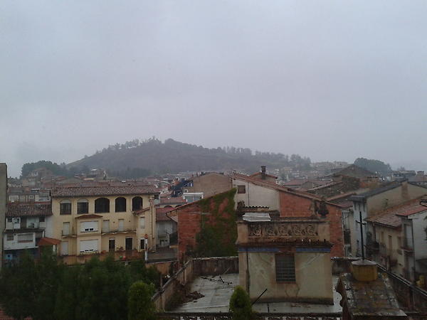 I avui #Olot s'aixeca així! #benvingudapluja