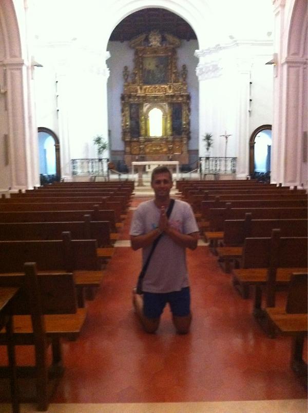 oscargm23's tweet photo. Yo en la misa del pavo jaja @fsolabenitez @RconB @jlcasillas11 http://t.co/TKfh3QW0