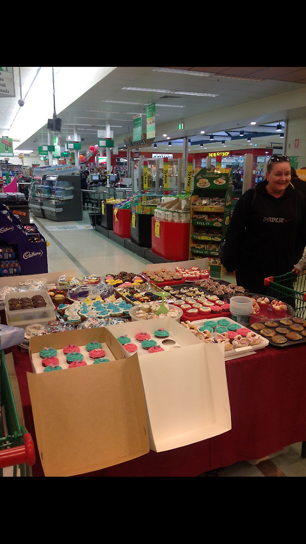 BotpetBottom's tweet photo. @andrew_coman another great day fundraising $460+ in cupcakes. http://t.co/4B2TzcvS