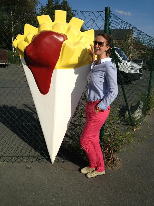 Charlineaparis's tweet photo. @AlexLoos J'ai passé mes vacances en rééducation à La Louvière #pointGenou Je t'offre ma seule photo de vacances http://t.co/GeqhZrpI