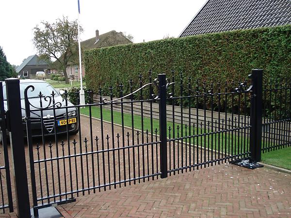 Authentieke inrijpoort met gesmede elementen gecombineerd met automatische bediening. #hekwerk #inrijpoort