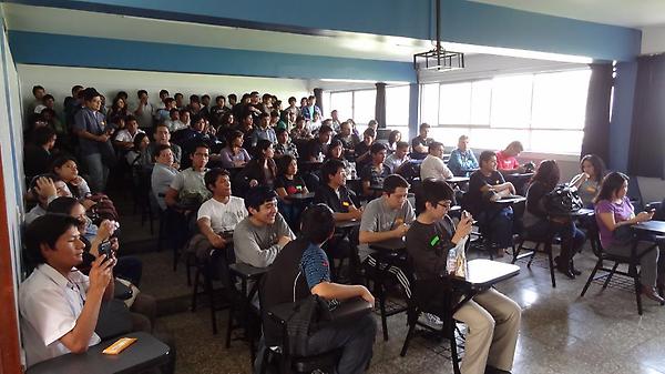 maanboru's tweet image. 80+ personas en la sesión propuesta por el equipo de bit2bit en el Agile Open Lima VI #agileopenlima