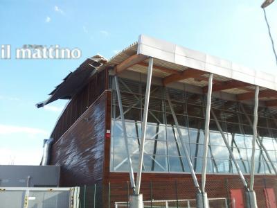 mattinodipadova's tweet image. #Maltempo: scoperchiato il nuovo palasport di #Schiavonia, costruito dalla Fond. #Cariparo bit.ly/ONUVEY #Padova