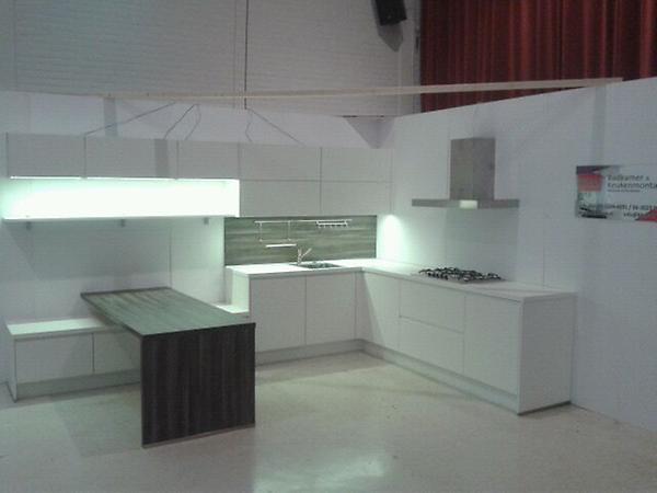 Woonbeurs in Genemuiden met bb Heutink Wonen Totaal Urk en Bkm zijn erbij Deze keuken met extra super laag geprijst rt